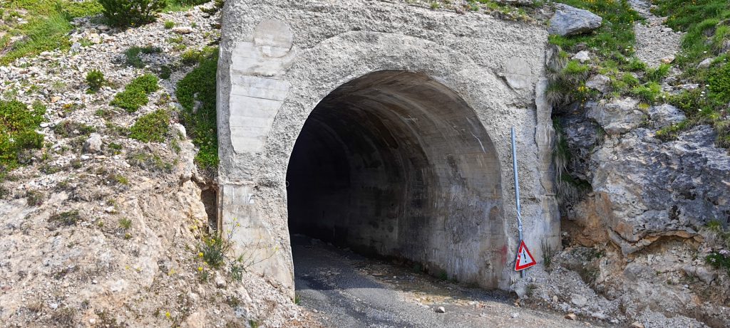 Monte Jafferau da Salbertrand passando da Pramand e la galleria dei Saraceni